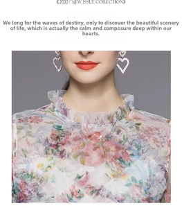 Detalle del cuello alto con volantes en un elegante vestido de gasa con estampado