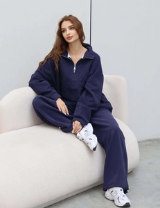 Détails de l'ensemble sweat bleu marine avec broderie de lettres et maille douce