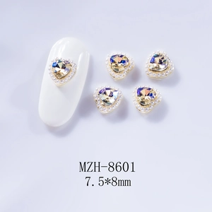 Détail de bijou d'ongle en cœur de 7,5x8 mm avec strass et perles blanches fines