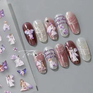 Vue macro détaillée de stickers d'ongles 3D en relief avec fées et fleurs violettes