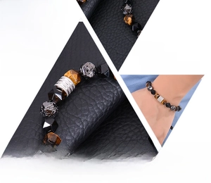 Détail du bracelet en œil de tigre et lave 10mm avec gros plan et style mannequin