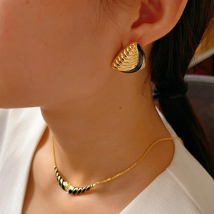 Vintage 18K gold plated fan-shaped earrings and necklace set with black enamel detail