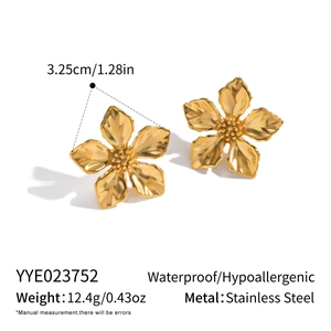 Detailed view of 3.25cm gold flower earrings in stainless steel with size and weight specs