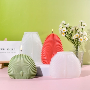 Dettaglio degli stampi in silicone a ventaglio e candele a conchiglia 3D