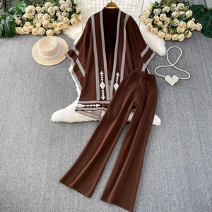 Ensemble trois pièces en maille marron avec gilet à motif géométrique et pantalon large