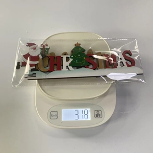 Detailed weight measurement showing 31.8g for the wooden Christmas door corner ornament