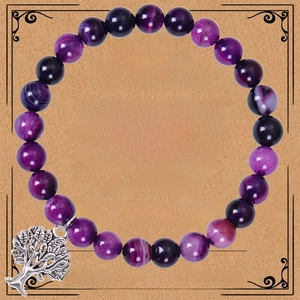 Détail d'un bracelet en perles d'agate avec pendentif Arbre de Vie sur carte cadeau