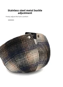 Détail de la boucle en acier inoxydable réglable et lanière en cuir sur casquette à carreaux