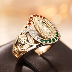 Detailaufnahme des Jungfrau Maria Rings aus Gold mit dreifarbigen Steinen und Ornamenten