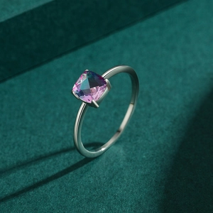 S925 Sterling Silber Ring mit quadratischem Regenbogen-Turmalin auf dunklem Grund