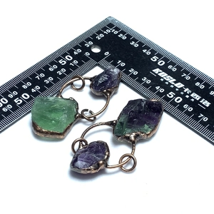 Colgante vintage de amatista y fluorita natural con borde de metal de bronce rústico