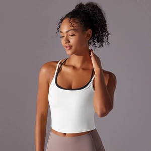 Vue détaillée du soutien-gorge de sport blanc avec double bretelles noires contrastées