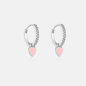 Détail de créoles en argent S925 avec cœurs en émail rose et incrustation de zircon
