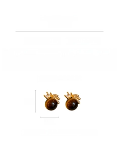 Détail des boucles d'oreilles en œil de tigre avec étoile en zircon et poids de 4,8g