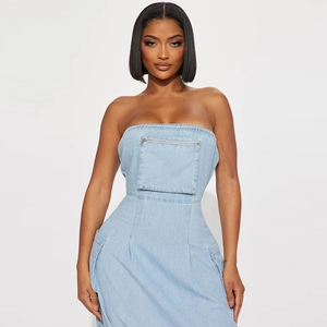 Dettaglio del vestito maxi in denim azzurro con tasca sul petto a zip e tasche cargo