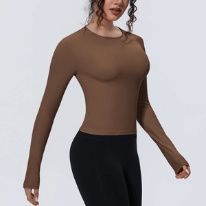 Détail du haut de yoga marron à manches longues avec coupe ajustée et tissu respirant