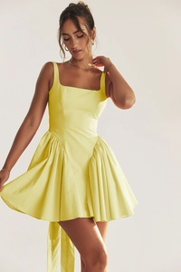 Detailaufnahme des gerafften Saums und Textur an einem gelben Mini-Sommerkleid