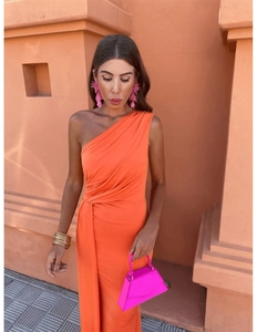 Détail d'une élégante robe longue orange à une épaule avec fente et plis à la taille