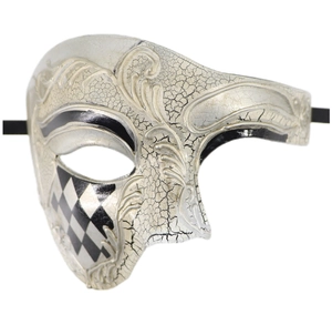 Dettaglio della maschera veneziana argento con finitura craquelé e motivo a scacchi