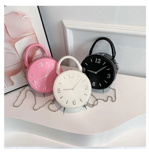 Détail du sac créatif en forme de réveil en cuir PU avec une bandoulière en chaîne fine