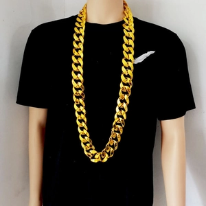 Close-up van een dikke gouden Cubaanse schakelketting in hiphopstijl gedragen door model