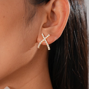 Eleganti orecchini a lobo a forma di X dorati con cristalli lucidi e design geometrico moderno