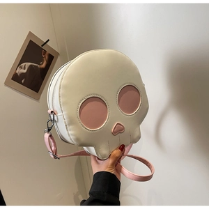 Detailed view of skull-shaped crossbody bag with pink heart nose and cute aesthetic details