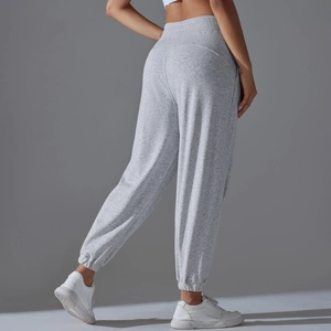 Vue détaillée du dos d'un jogging gris clair taille haute avec poignets et texture en maille