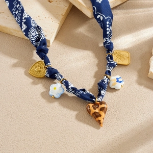 Collier cœur tissé fait main avec tissu paisley, imprimé léopard et fleurs en céramique