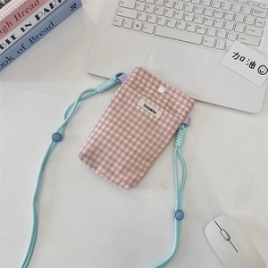 Petit sac de téléphone en tissu à carreaux rose et blanc avec bandoulière bleu clair