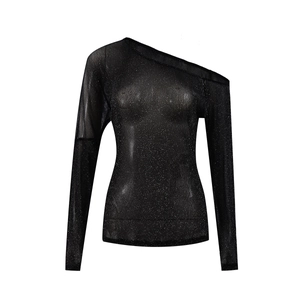 Détail du haut noir transparent à une épaule avec paillettes scintillantes et manches longues