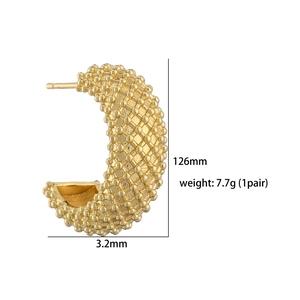 Dettaglio di orecchini a C placcati in oro 18K con trama perlata e specifiche di misura