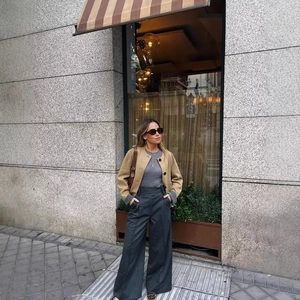 Veste en daim kaki pour femmes avec pantalon large gris et haut basique