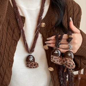 Collana con Pendente a Cuore in Peluche Leopardato Retrò per Donna Autunno Inverno Stile Maillard Ecopelliccia Gioielli