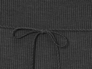 Détail du tissu à fines rayures gris foncé avec un nœud décoratif au centre