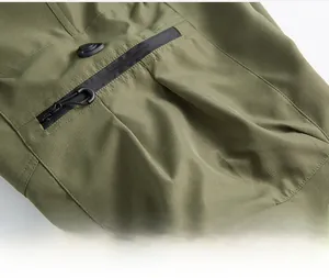 Primer plano de un bolsillo con cremallera en pantalones cargo verde militar de tejido