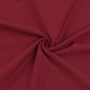 Vue détaillée du tissu en maille rouge foncé avec texture élégante de plis drapés
