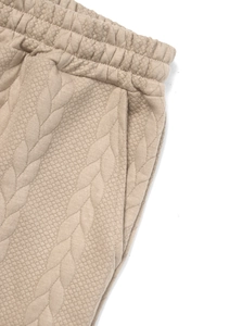 Detailansicht der khakifarbenen Jogginghose mit elastischem Bund und Zopfstrickmuster
