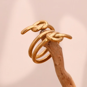 Bague nœud à trois couches plaquée or 18 carats sur une branche de bois naturel