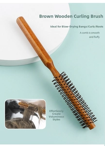 Détail d'une petite brosse ronde en bois pour coiffer les racines sur fond bleu