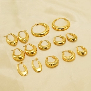 Detalle de un conjunto de pendientes variados de acero inoxidable chapado en oro de 18k