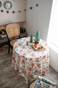 Detailaufnahme der Weihnachtstischdecke aus Samt mit Weihnachtsstern und Geschenkbox-Motiv