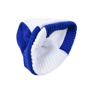 Blue and white color-block knitted beanie hat with striped texture and side label