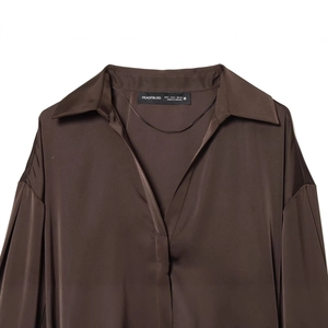 Chemise en satin marron foncé à manches longues avec col en V et texture soyeuse