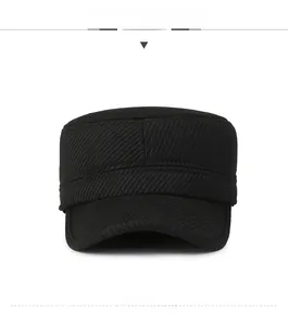 Detail der schwarzen Winter-Cap mit silbernem SPORT-Emblem und Twill-Gewebe-Struktur