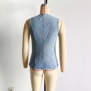 Détail des coutures arrière et du tissu denim bleu clair sur le gilet sans manches élégant