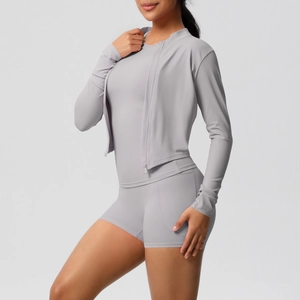 Ensemble de yoga 3 pièces gris avec veste zippée, débardeur et short de fitness taille haute