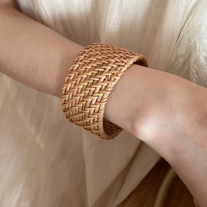 Détail du bracelet en rotin tressé à la main montrant les fibres naturelles