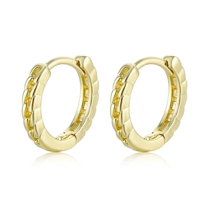 Orecchini a cerchio minimalisti in oro 18K con trama a scaglie e riflesso a specchio