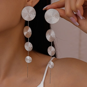 Boucles d'oreilles pendantes argentées avec disques texturés et longues franges élégantes